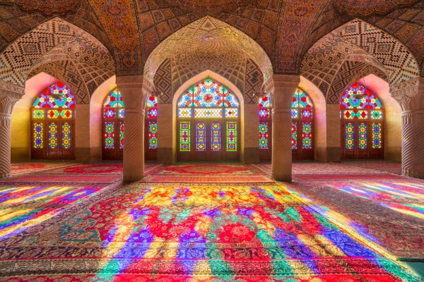 Aici vizitam Moscheea Nasir-ol-Molk cunoscuta in lume ca Moscheea Roz. Un mix magic de lumina si culoare ! Aici creativitatea pluteste peste tot in aer.