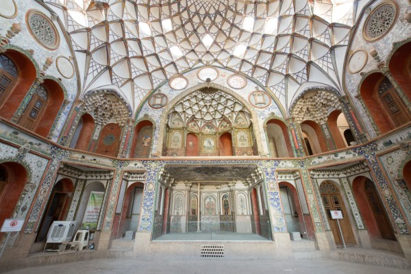 Casa Boroujerdi a fost construita de Haji Mehdi Boroujerdi, un negustor bogat, ca dar de nunta pentru mireasa sa.
