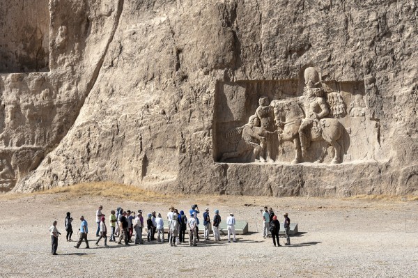 Urmatoarea oprire este la Necropolis sau Naqsh-e Rustam unde se pot vizita celebrele morminte din piatra si basorelieful cu Imparatul Valerian.