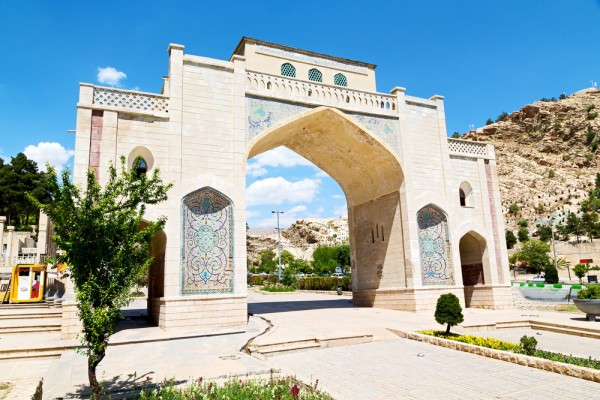 Suntem in Shiraz, oras intemeiat cu 2.000 de ani inainte de Hristos, devenit in Sec al XIII lea important centru de arte si literar, reprezentat la nivel mondial de poeti si scriitori.