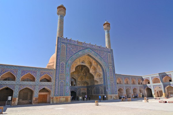 Conform descoperirilor arheologice, moscheea ar fi fost construita intre anii 771-773, probabil in timpul califului al-Mansur din dinastia Abbasida.