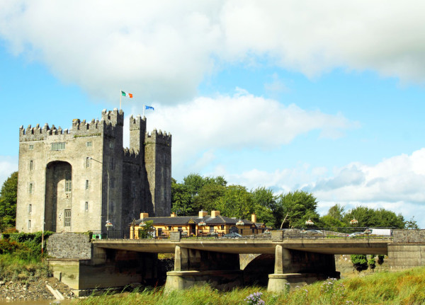 Imagine iconica a unei fortarete medievale este intruchipata in Castelul Bunratty, care este cel mai bine conservat castel medieval din Irlanda