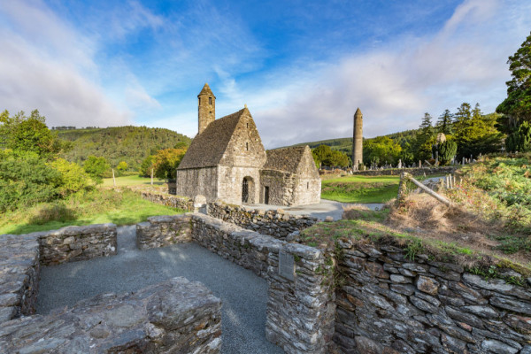 Glendalough este marcat de prezenta Sfantului Kevin care a fondat orasul monahal in Sec al VI-lea.