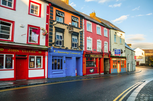 Excursia continua spre Kilkenny, oras asezat pe malurile raului Nore si poate cel mai  frumos oras medieval al Irlandei.