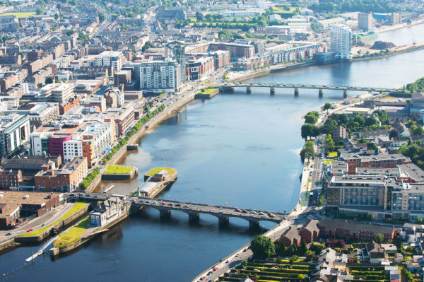 Dimineata vizitam Limerick, al treilea mare oras al Irlandei, oras medieval cunoscut pentru frumusetile naturale si farmecul rural, facandu-l locul ideal pentru cei care vor sa evadeze din metropole.