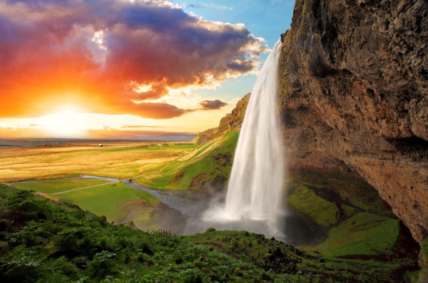 Continuam pe Coasta de Sud, cu opriri la frumoasele cascade Skogarfoss si Seljalandsfoss.