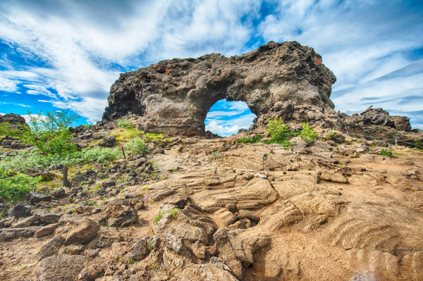 Pe drum ne vom opri sa fotografiem locuri ca: formatiunile de lava Dimmuborgir,