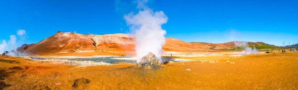 Astazi vom intalni peisajul unic al zonei geotermale Hverir, locul unde va veti simti conectati la puterea planetei cu un peisaj rosu-orange ca pe Marte!