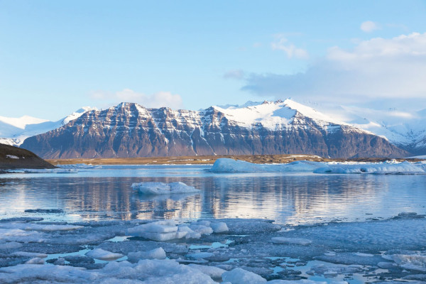 Experienta zilei va fi o plimbare cu barca pe Laguna Jokulsarlon–cea mai admirata minune naturala a Islandei