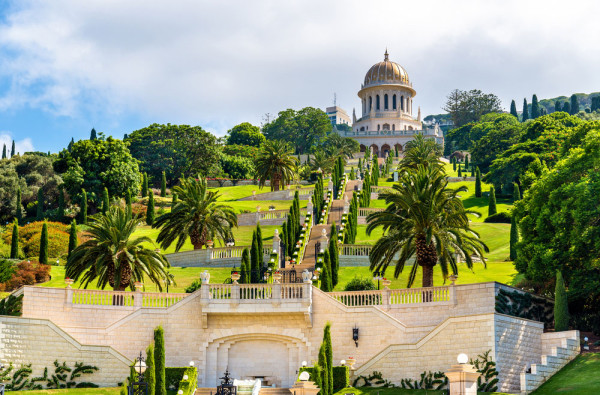 si vizitam frumoasele gradinile suspendate Bahai.