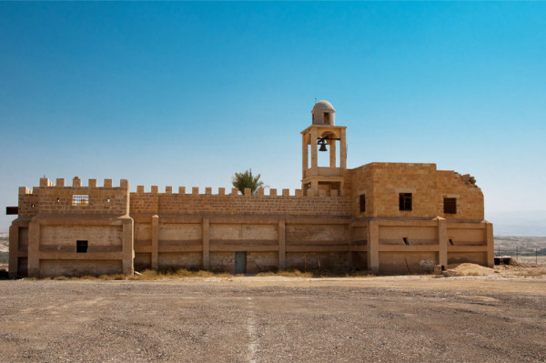 Vom ajunge la Qasr el-Yahud, „qasrˮ însemnând „castelˮ iar „el yahudˮ - „al evreilorˮ  considerat a fi locul original al botezului din Pustia Iudeii.