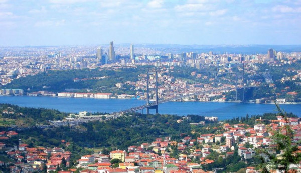 Pentru inceput ne vom opri pe dealul Çamlıca pentru a admira panorama deosebita asupra Istanbulului.