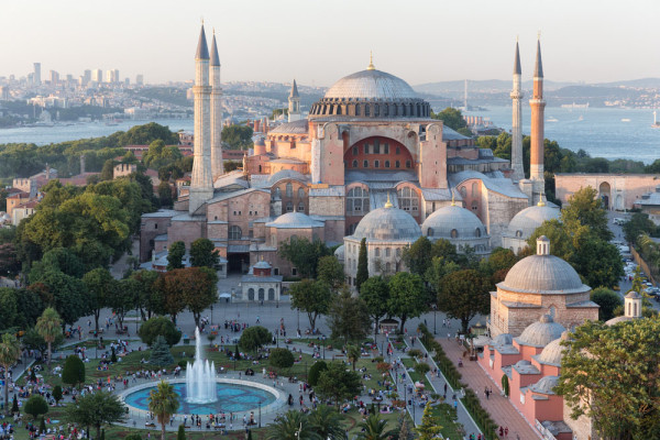 Tur de oras Istanbul cu ghid local: Muzeul Sfanta Sofia–impresionanta prin dimensiunile ei, Hagia Sofia a fost si este una dintre cele mai vechi, mai impunatoare si mai pline de istorie asezaminte din lume.