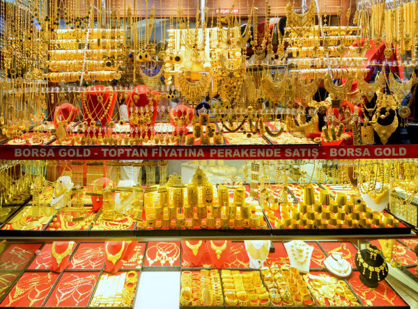 Principala strada comerciala a bazarului este denumita strada de aur pentru ca aici isi au magazinele comerciantii de bijuterii