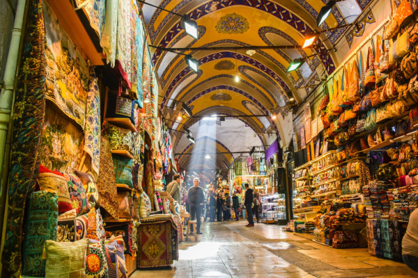 Ultima vizita va fi la Marele Bazar–cea mai mare si mai atractiva zona de cumparaturi din lume.