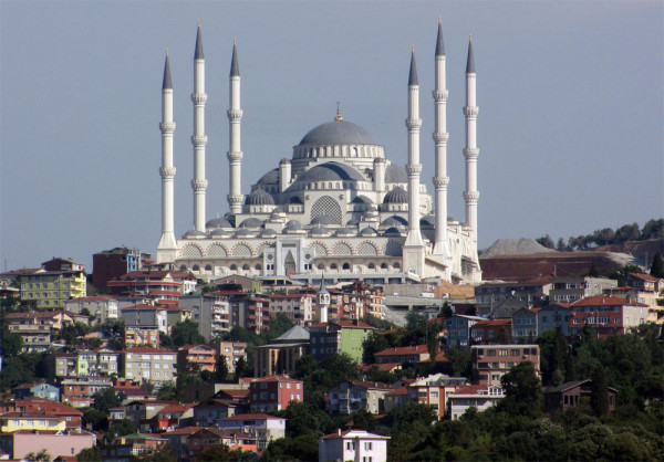 Vom vizita apoi Moscheea Çamlıca – cea mai mare moschee din Turcia care are o capacitate de 63.000 de persoane si include un muzeu, galerii de arta, librarie si un centru de conferinte.