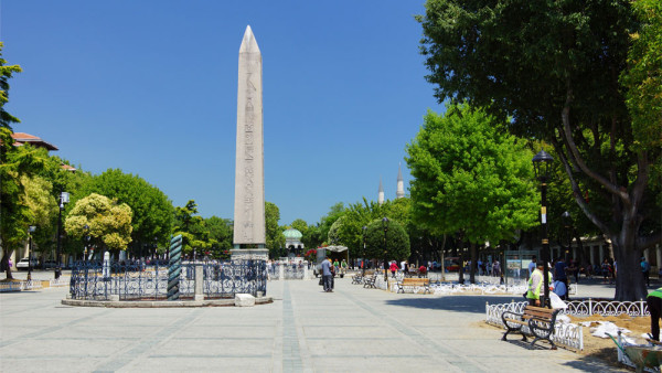 Ultima vizita va fi la Obelisk - primul si cel mai vechi monument de pe Hipodrom. Varsta sa este estimata la aprox 3.500 de ani