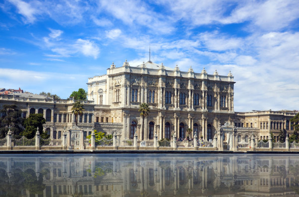 Apoi veti vizita Palatul Dolmabahce–cel mai mare palat din Turcia