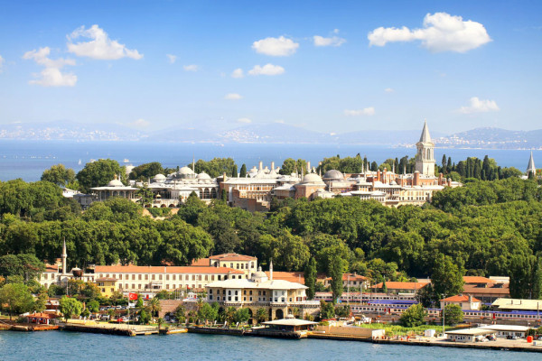 Construit pe cea mai inalta colina la confluenta apelor Bosforului, Cornului de Aur si Marii Marmara, magnificul Palat Topkapi a fost centrul marelui Imperiu Otoman