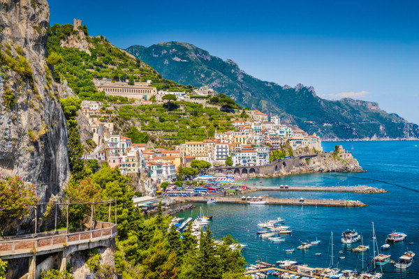 vom debarca la Amalfi– cel mai mare oras al coastei.