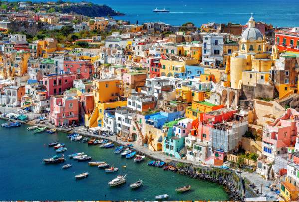 Insula Procida ascunde plaje frumoase, golfuri, strazi inguste, puncte panoramice si de asemenea a fost aleasa Capitala Culturii Italiane in 2022.