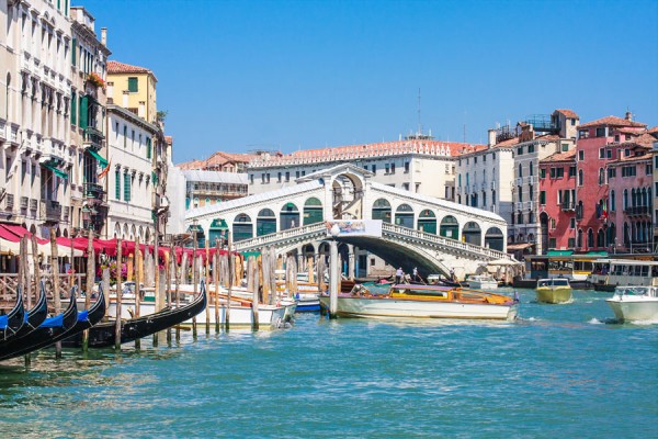 Se viziteaza aici: Piata San Marco cu Basilica San Marco, Palatul Dogilor, Puntea Suspinelor, Podul Rialto.