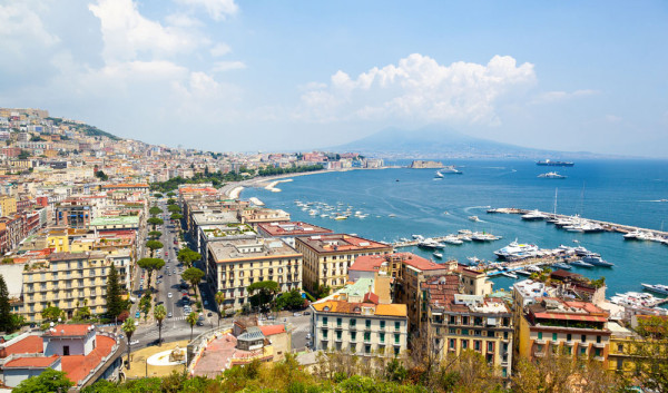 Dupa vizita, ajungem in Napoli, cel mai mare oras din sudul Italiei, vestit printre altele si pentru delicioasa pizza napoletana.