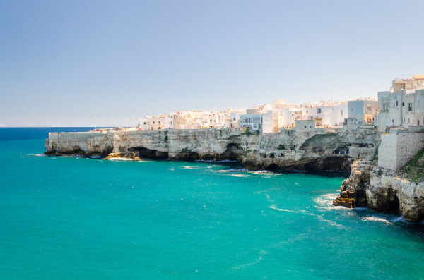 Vom vizita Polignano a Mare, una din cele mai frumoase localitati din Puglia situata pe coasta Adriatica a regiunii, ce ofera peisaje unice si o mare cristalina fara egal