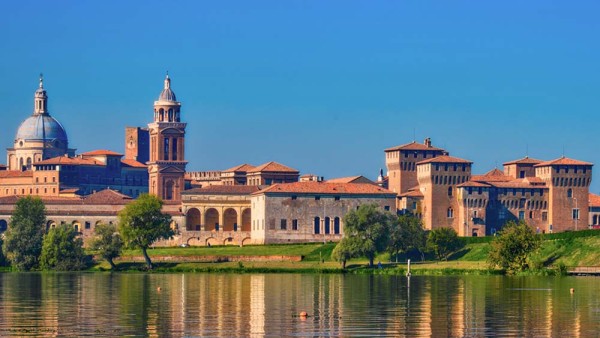 Continuam apoi in aceeasi nota a romantismului cu Mantova - un splendid oras renascentist