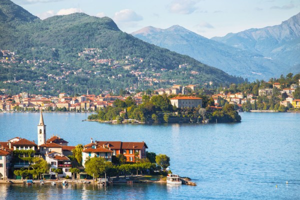 Excursia continua azi spre Lacul Maggiore, un paradis natural, istoric, amplasat intre Piemont si Lombardia, care gazduieste faimoasele Insule Borromeo