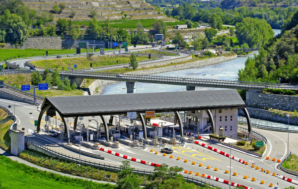 se traverseaza granita Italiana in tunel, sapat la 2 km adancime de varful muntelui si se iese din tunel in Italia la o altitudine de 1.395 m intr-un decor montan care-ti taie rasuflarea.