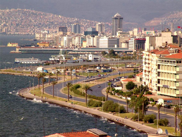 Excursia continua spre Istanbul, nu inainte de a face un popas in Izmir. Suntem in al treilea oras ca marime din Turcia, orasul lui Homer si al lui Aristotele Onassi.