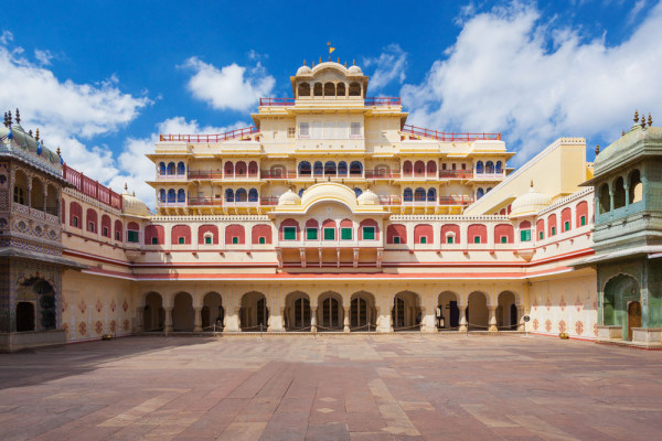 Vom vizita Palatul Orasului. Structurile sale au fost proiectate, combinand elementele arhitecturale din epoca Mughal, europene, Rajput si Shilpa Shastra din India.