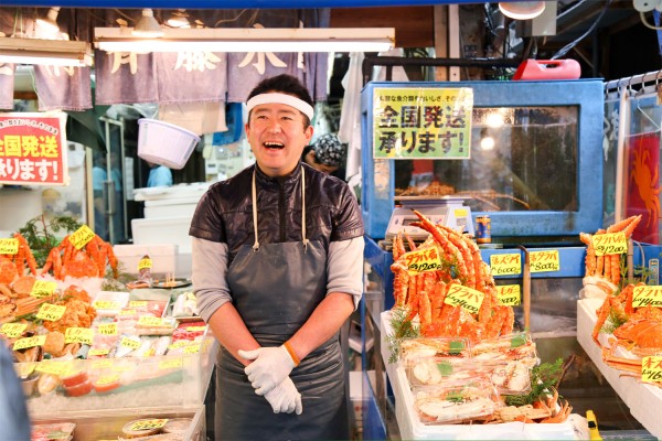 Prima vizita se desfasoara la faimoasa piata Tsukiji, in care descoperim ingredientele bucatariei japoneze.