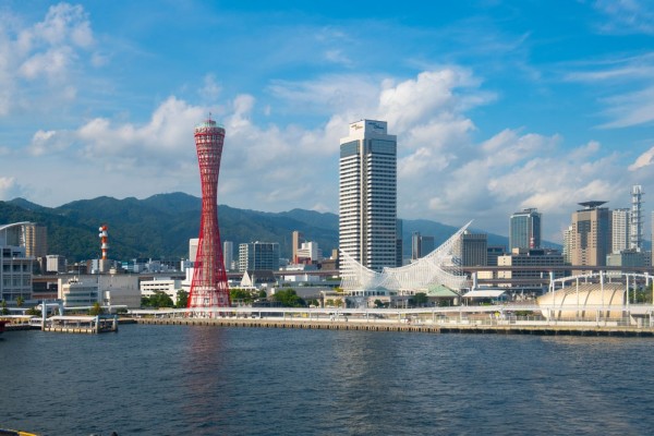 Plecam apoi, spre Kobe, un minunat oras-port marginit de Golful Osaka si de munti.