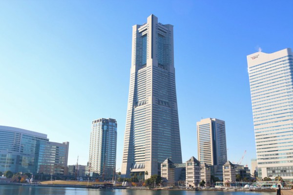 observam cele doua simboluri ale orasului: Yokohama Landmark Tower