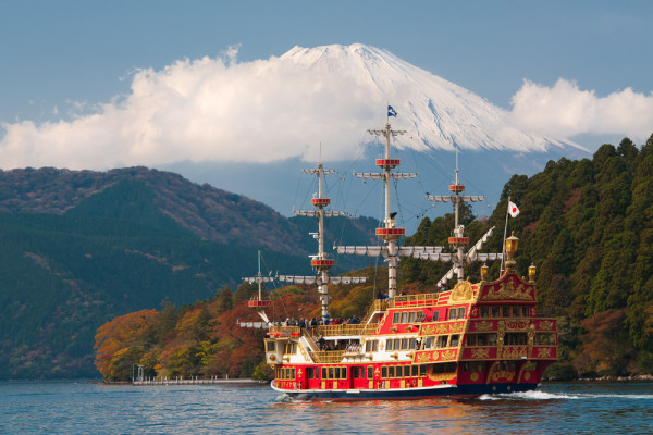 Excursia continua spre Hakone–renumit pentru privelistile sale cu Fuji-san, mai ales oglindindu-se in frumosul lac Ashino-ko.