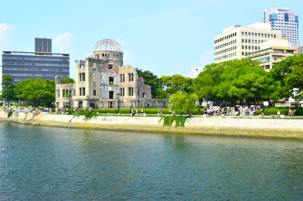 Invelisul ramas dintr-o cladire dupa bombardament este cunoscut sub numele de Domul Bombei Atomice–singura cladire care a ramas in picioare dupa bombardamentul atomic si unul dintre cele mai importante elemente din Parcul Memorial al Pacii.
