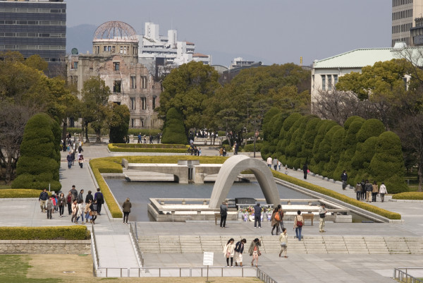 Tur de oras Hiroshima cu autocar si ghid local. Pentru inceput vom vizita Parcul Memorial al Pacii (Heiwa Kinen-koen) si Muzeul Memorial al Pacii. Acestea ofera generatiilor actuala si viitoare avertismentele trecutului.