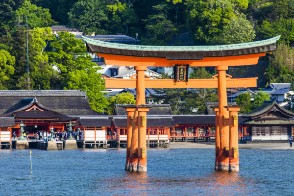 Vizitam Insula Miyajima–unul dintre cele 3 locuri desemnate prin traditie ca avand cele mai frumoase peisaje din Japonia. Miyajima inseamna “insula altarului” datorita locului, considerat sacru de aproape 1500 ani.