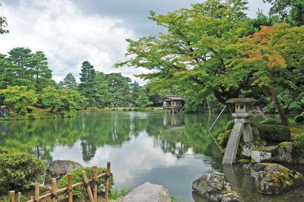 Gradinile Kenroku-en, una dintre cele trei mari gradini ale Japoniei si care se numeste astfel dupa cele sase combinatii (kenroku) considerate ideale pentru o gradina: spatiozitate, seninatate, venerabilitate, privelisti.