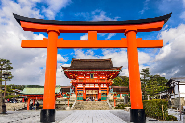 Dupa aceasta binemeritata pauza, ne indreptam catre altarul Fushimi Inari Shrine