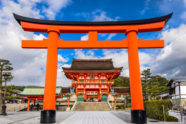 Dupa aceasta binemeritata pauza, ne indreptam catre altarul Fushimi Inari Shrine faimos datorita miilor de porti “Torii”. Privelistea miilor de porti  iti taie rasuflarea la propriu