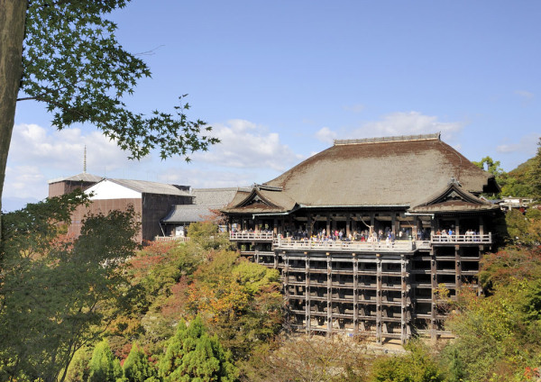Astazi vom descoperi Kyoto in cadrul unui tur de oras de o zi cu ghid local. Pentru inceput vom vizita Templul Kiyomizu.