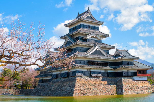 Condus de clanul Ogasawara in Sec XIV-XV si preluat de Ishikawa in Sec XVI, Matsumoto era un oras asezat in jurul Castelului Matsumoto pe care il vizitam astazi cu ghidul local.