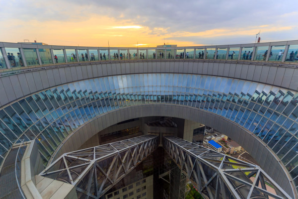 De la inaltimea celor 40 de etaje ale platformei de observare cunoscuta si sub denumirea de Gradina Plutitoare, putem admira privelisti panoramice deosebit de spectaculoase.