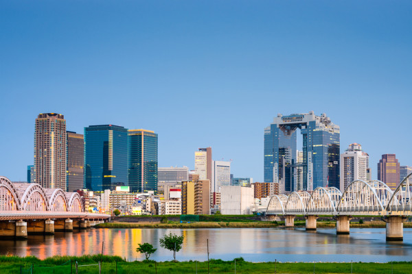 Intoarcere la Osaka cu autocarul unde vom vizita zona Dotonbori si  Umeda, o zona remarcabila pentru labirintul sau de mall-uri si arhitectura moderna pe verticala