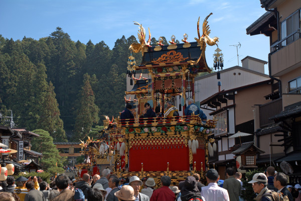 Takayama este unul dintre putinele orase din Japonia care a pastrat vechile obiceiuri si traditii, lucru care poate fi observat la o simpla plimbare prin orasul vechi. Numele Takayama inseamna “Muntele Inalt” si are atat de multe monumente istorice.