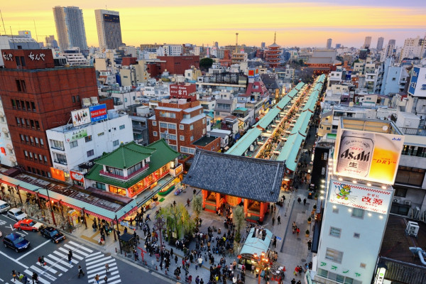 Ne indreptam catre districtul Asakusa un loc plin de culoare si vestit pentru obiceiurile traditionale din Tokyo,