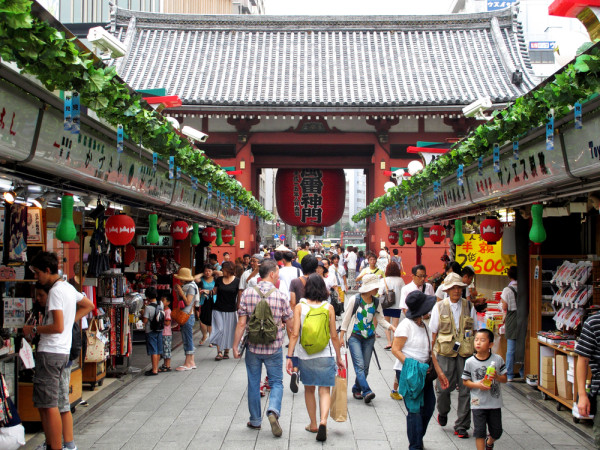 Ne indreptam catre districtul Asakusa un loc plin de culoare si vestit pentru obiceiurile traditionale din Tokyo, celebra artera comerciala–Nakamise,